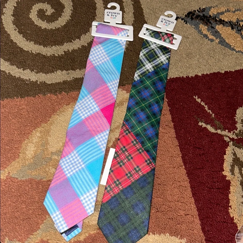 New! Crown & Ivy boys tie set